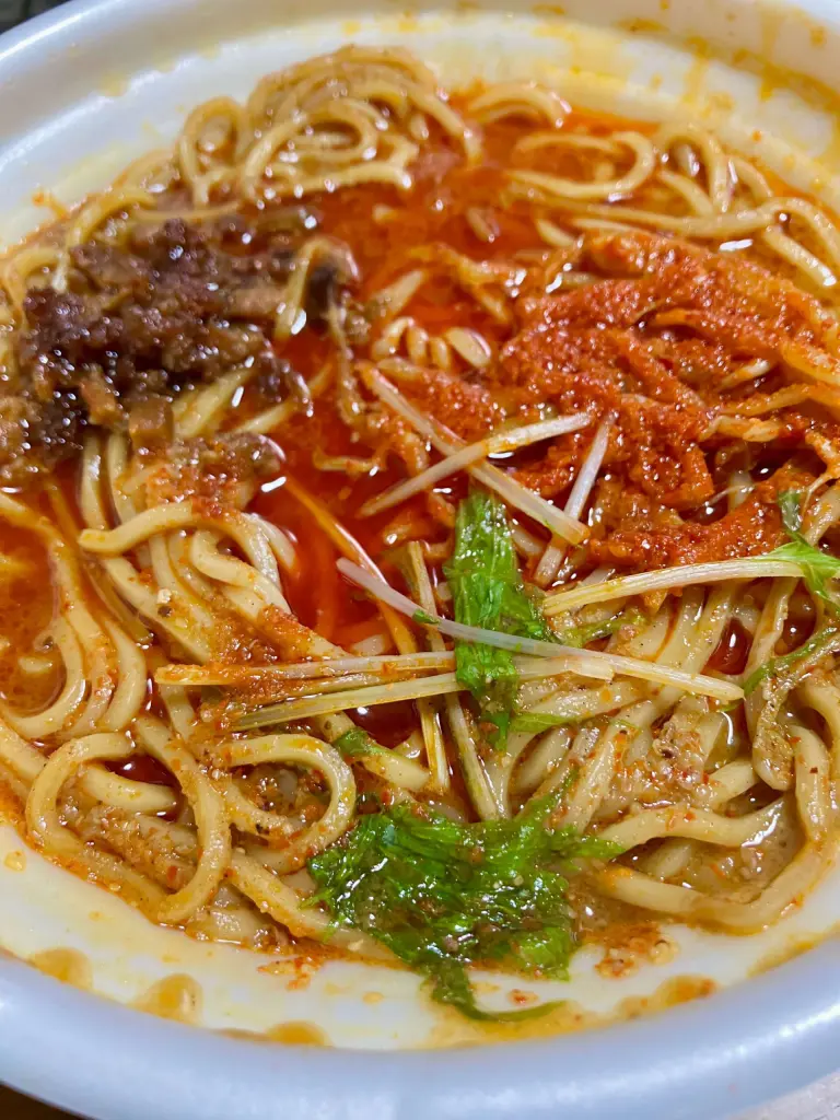 セブンの【3辛】鬼辛担々麺が好みの細麺でクセになるおいしさだった